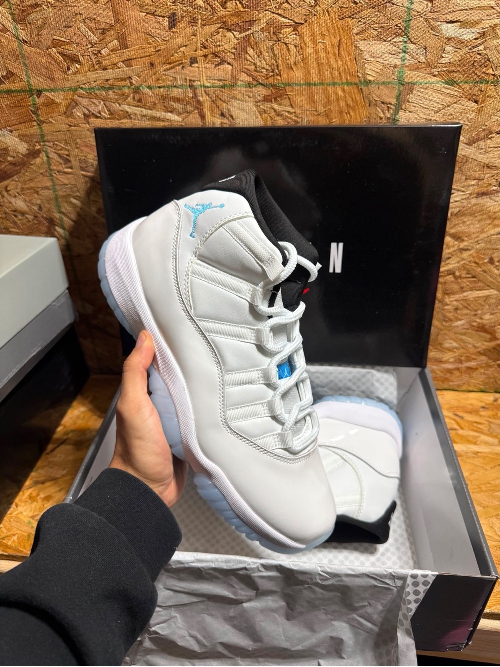 Air Jordan 11 Retro “Columbia / Legend Blue” (Mens Sizes) 🤍 🩵